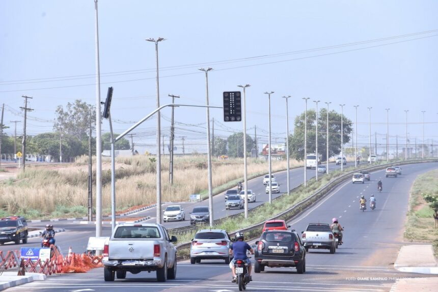 Novo semáforo é instalado no cruzamento da avenida Brasil com a rua Capitão Clóvis no bairro São Bento
