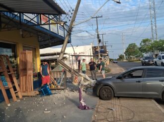 Motorista tem ‘apagão’ no trânsito e bate em poste de iluminação