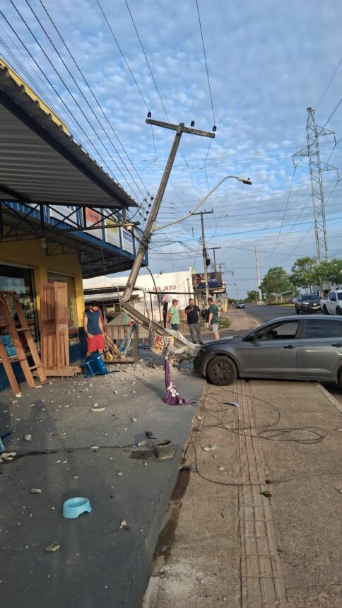 Motorista tem ‘apagão’ no trânsito e bate em poste de iluminação