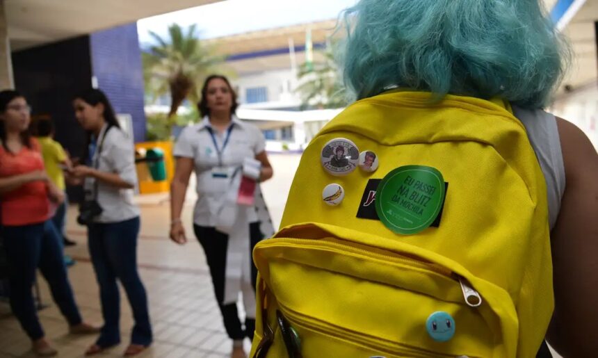 Médico alerta como mau uso da mochila pode afetar saúde das crianças