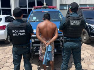 Homem é preso por tentar agredir esposa com pedaço de madeira na frente dos seis filhos no Cantá