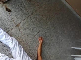 Jovem é baleado na porta de igreja