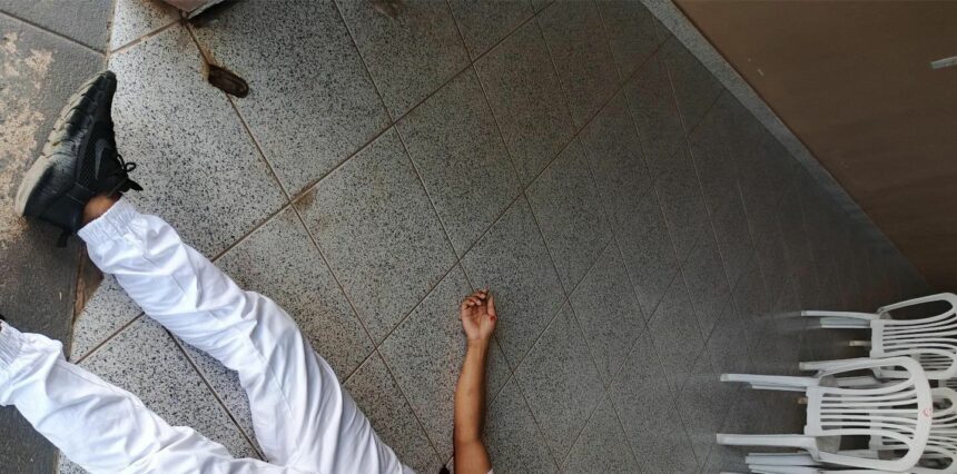 Jovem é baleado na porta de igreja