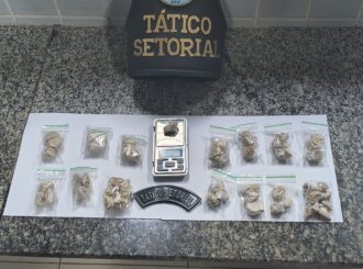 15 pacotes de crack e uma balança de precisão foram apreendidos após abordagem no terminal de ônibus