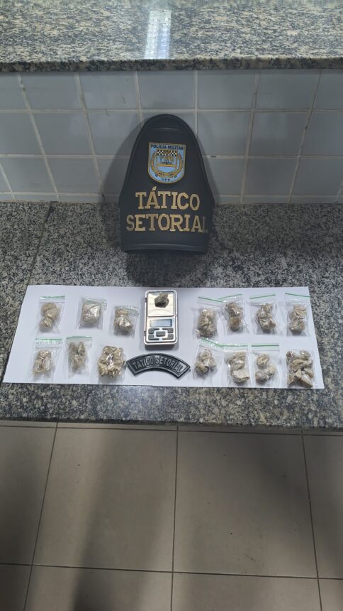 15 pacotes de crack e uma balança de precisão foram apreendidos após abordagem no terminal de ônibus