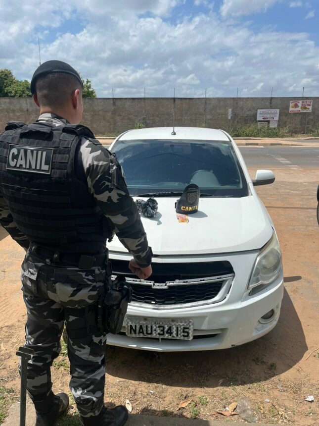Mulher é presa com cocaína dentro do carro