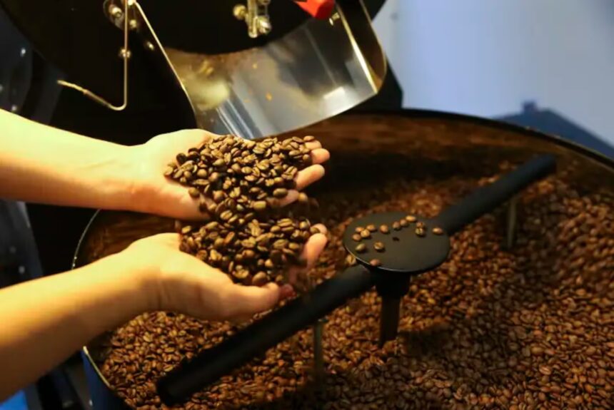 Café mais barato: especialistas explicam quando o consumidor pode sentir alívio no bolso