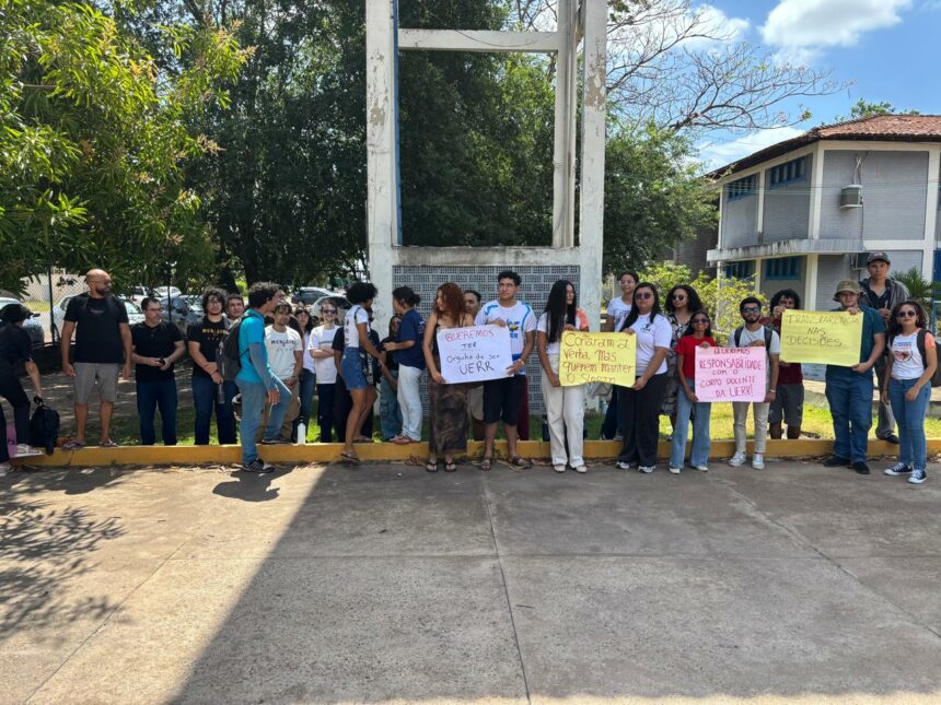 Universitários fazem manifestação em frente à UERR após anúncio de aulas remotas