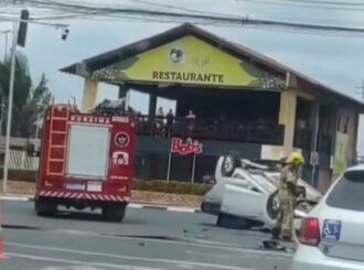 Carro capota após colidir na traseira de outro veículo no Centro de Boa Vista