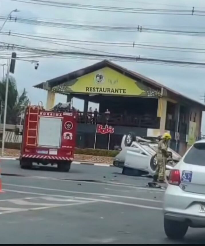 Carro capota após colidir na traseira de outro veículo no Centro de Boa Vista