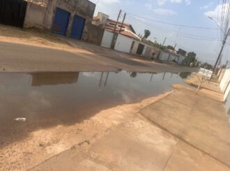 Morador denuncia esgoto estourado desde 2022 no Cidade Satélite