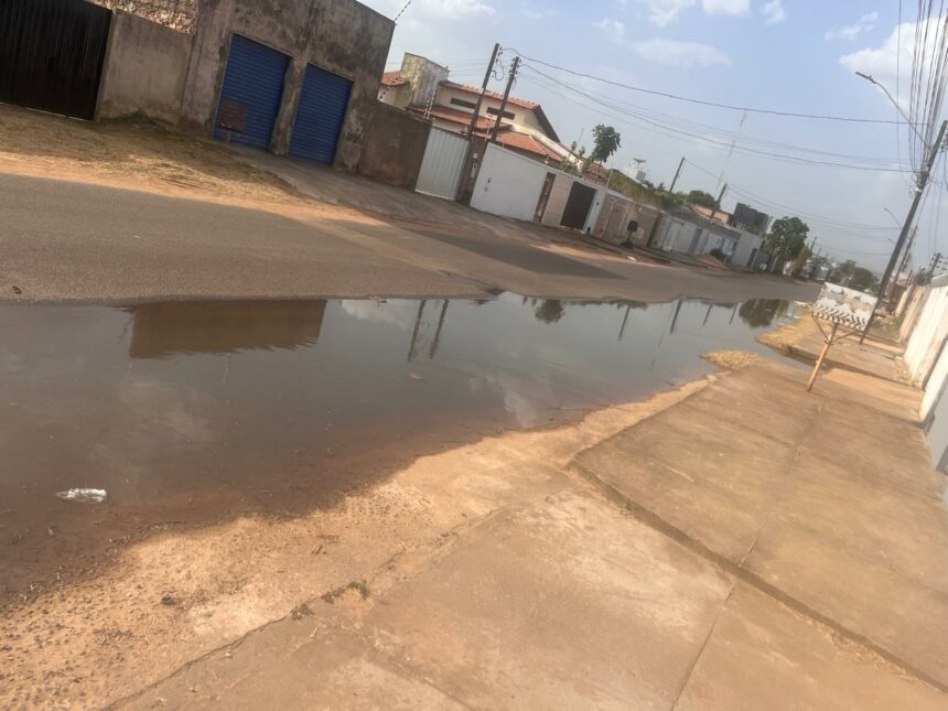 Morador denuncia esgoto estourado desde 2022 no Cidade Satélite