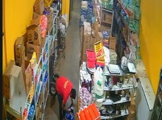 Repositor é preso após furtar produtos do próprio local de trabalho