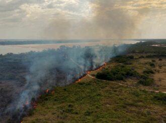 Piloto de drone registra forte queimada próximo ao Rio Branco em Boa Vista; veja vídeo