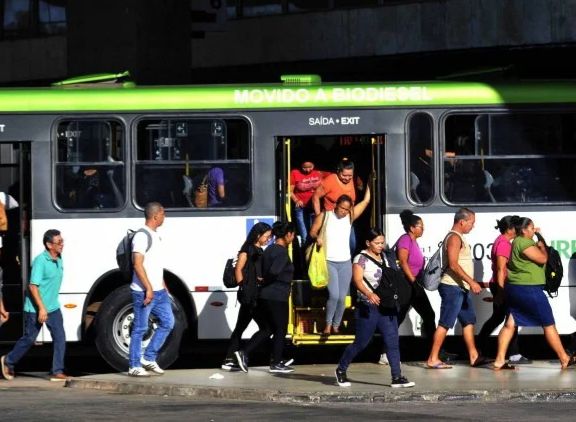 Senado: Comissão aprova projeto para escolha de assentos por mulheres em transportes