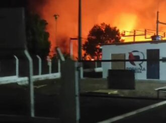 Incêndio chega próximo a sede da Roraima Energia em Caracaraí
