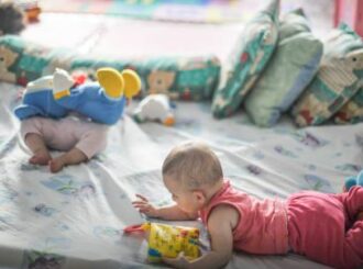 Pobreza afeta desenvolvimento de bebês desde 6 meses, mostra pesquisa