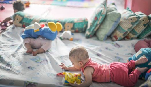 Pobreza afeta desenvolvimento de bebês desde 6 meses, mostra pesquisa