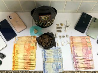 Homem é preso por tráfico de drogas e família reage xingando a polícia