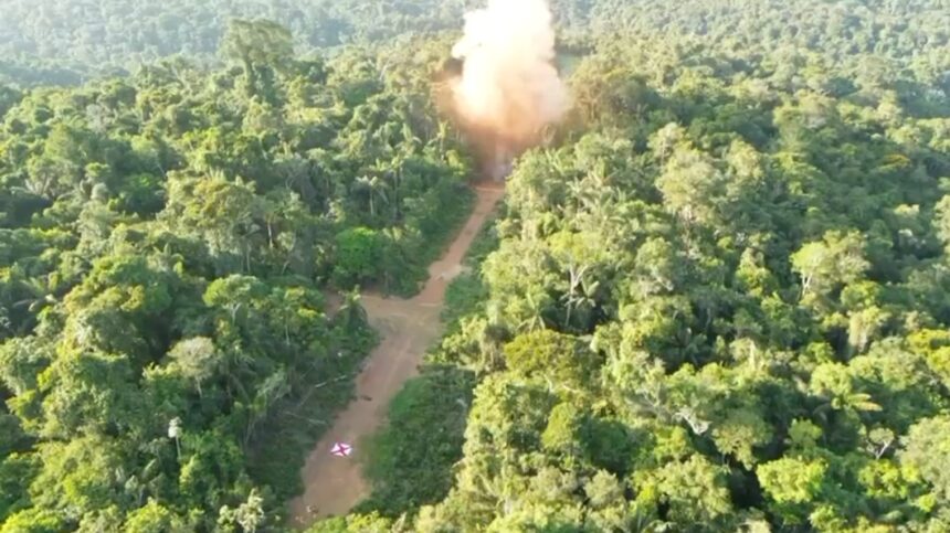 Exército usa 400 quilos de explosivos para destruir pista clandestina na Terra Yanomami