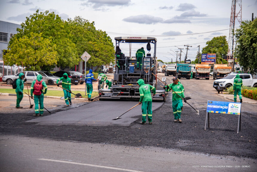 Recapeamento avança e melhora vias no bairro Mecejana