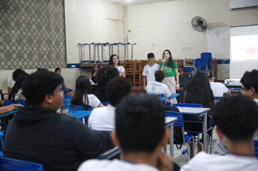 Projeto leva debate sobre bullying a alunos de escola na capital