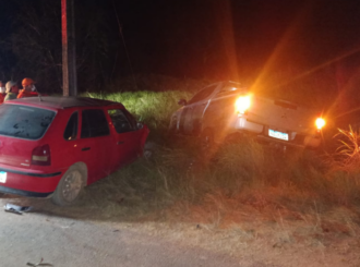 Motorista fica ferido após batida entre carro e caminhonete na BR-174, em Rorainópolis