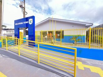 Alunas voltam à pé para casa durante à noite por falta de transporte escolar na Vila Equador, em Rorainópolis