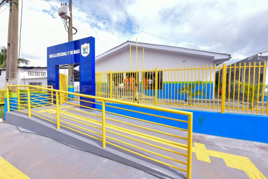 Alunas voltam a pé para casa durante à noite por falta de transporte escolar na Vila Equador, em Rorainópolis