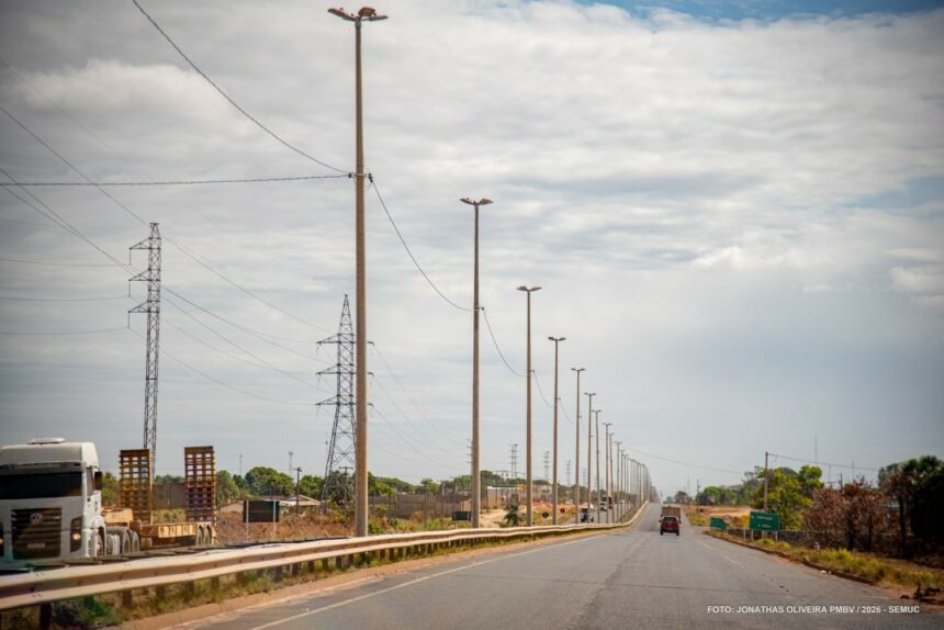 Rede elétrica subterrânea é substituída por aérea para evitar furtos de fios na Avenida Brasil, em Boa Vista