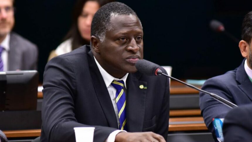 Deputado ‘paraquedista’ do Rio de Janeiro transfere título para Roraima de olho em vaga no Senado