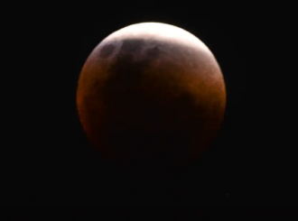 Fenômeno da “Lua de Sangue” acontece nesta terça-feira; saiba como será