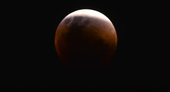 Fenômeno da “Lua de Sangue” acontece nesta terça-feira; saiba como será