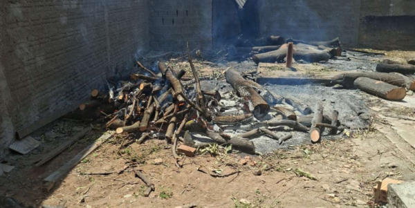 Mulher tem telhado atingido por fogo e denuncia vizinho por queima irregular em Boa Vista