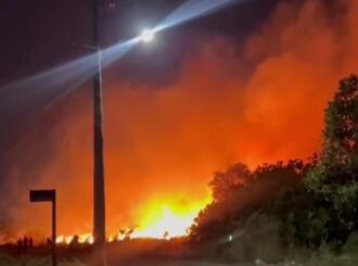 Incêndio de grande proporção se alastra em loteamento na capital