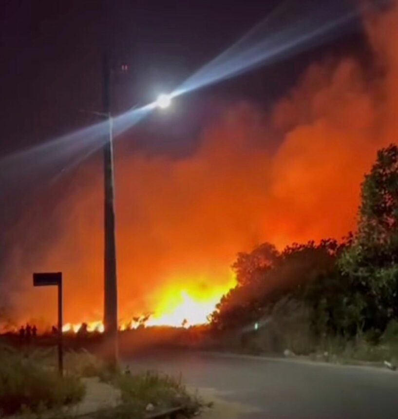 Incêndio de grande proporção se alastra em loteamento na capital