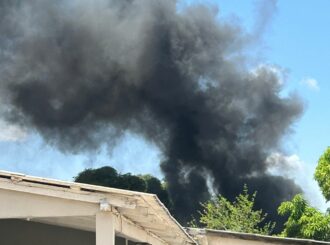 Incêndio atinge entulho em terreno de casa no Caranã