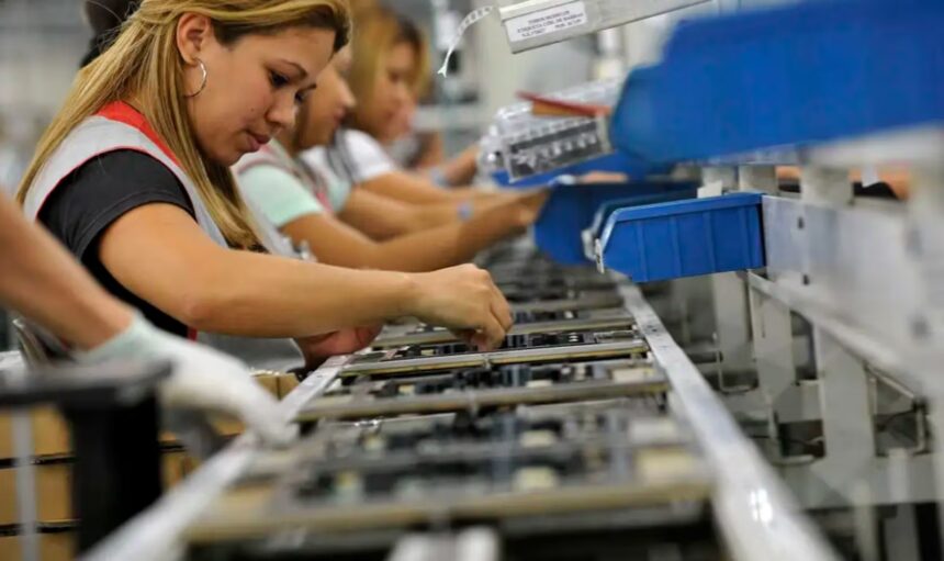 Entidades ligadas à indústria publicam manifesto contra redução da escala 6×1