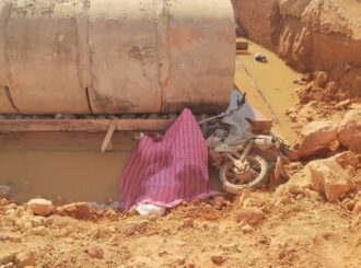 Motociclista morre após sair de pista e bater contra bueiro em obra na BR-210, em Caroebe