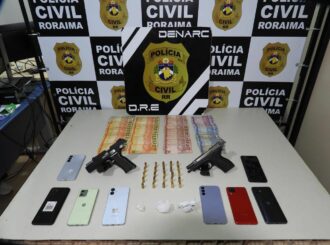 Mãe, filho e mais dois membros de facção estrangeira são presos com armas, drogas e dinheiro