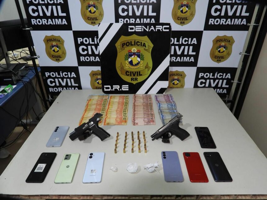 Mãe, filho e mais dois membros de facção estrangeira são presos com armas, drogas e dinheiro