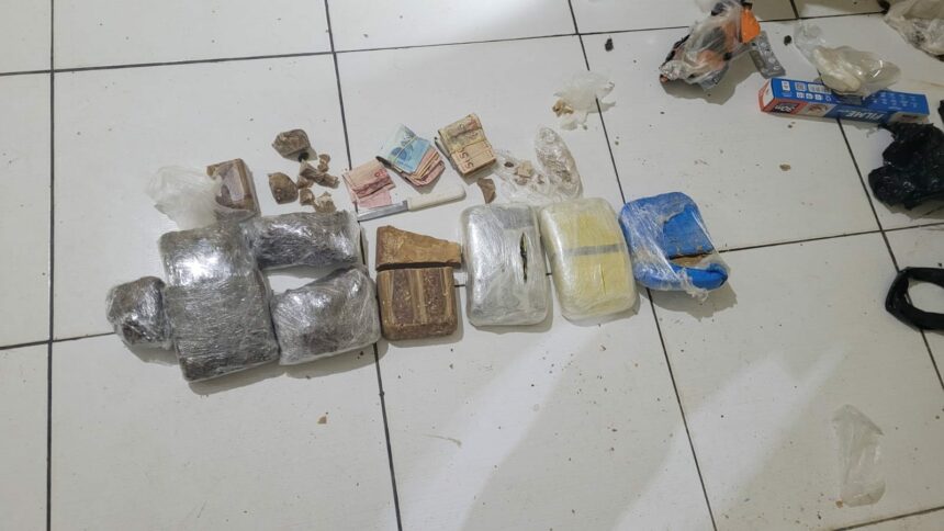 Policais apreenderam drogas e dinheiro na casa do suspeito de balear rosto de homem no Piscicultura