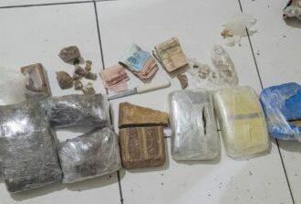 Policais apreenderam drogas e dinheiro na casa do suspeito de balear rosto de homem no Psicultura.