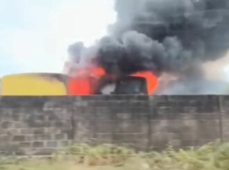 Incêndio atinge dois ônibus da Prefeitura no Senador Hélio Campos