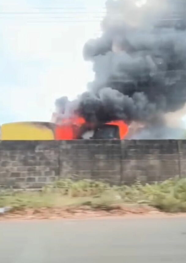 Incêndio atinge dois ônibus da Prefeitura no Senador Hélio Campos