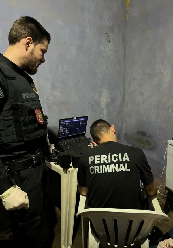 Homem é investigado por exploração sexual infantil após enviar figurinha com pornografia em grupo de mensagens