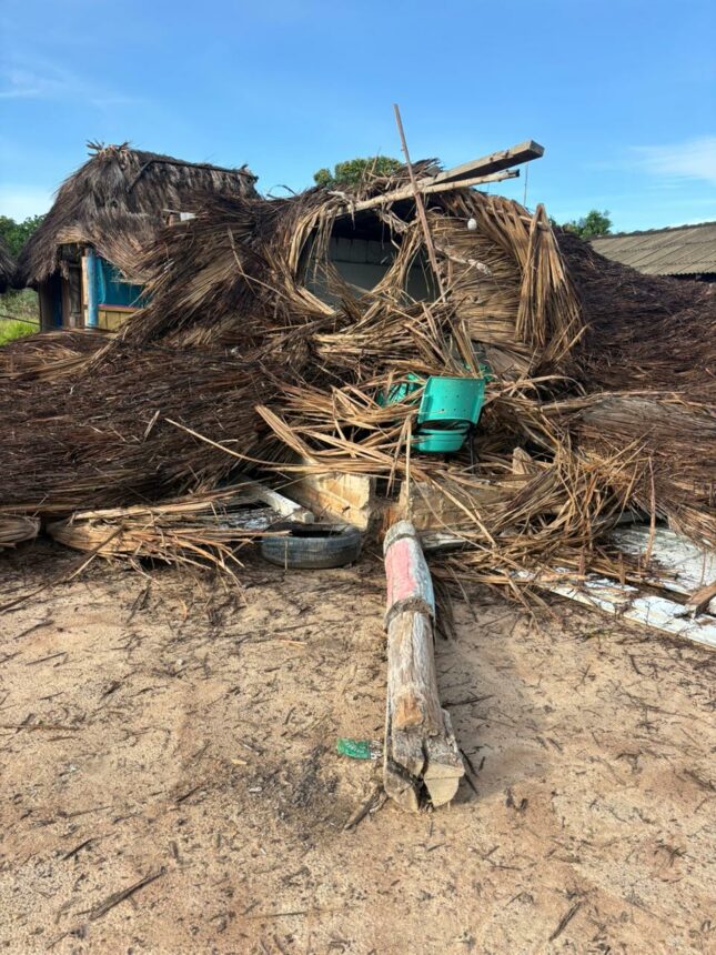 Escola improvisada de palha e madeira desaba no interior de Roraima e comunidade protesta contra Governo