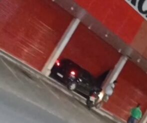 Conduta perde controle de direção e colide carro contra porta de supermercado, no Buritis