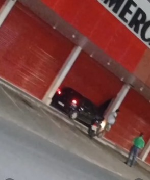 Conduta perde controle de direção e colide carro contra porta de supermercado, no Buritis