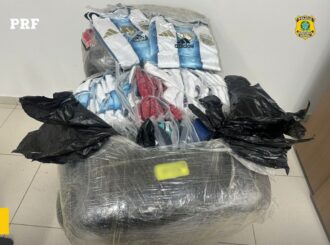 PRF apreende 400 camisas da Guiana na BR-401